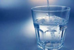 Сколько пить воды при климаксе